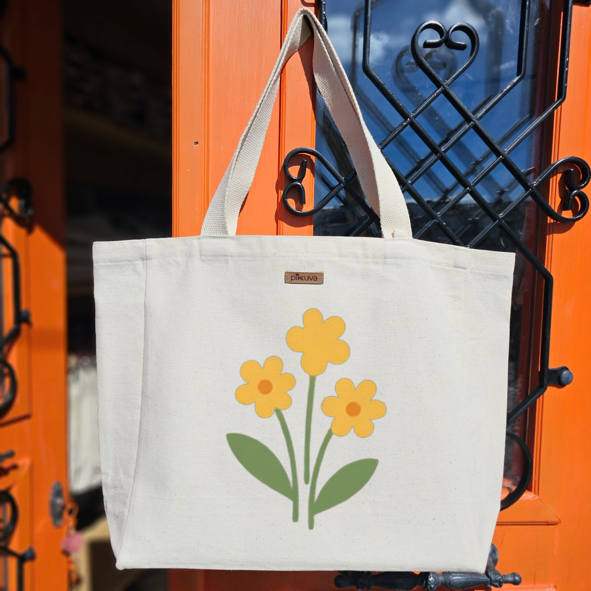 Sarı Çiçekler ve Yeşil Yapraklar Yellow flowers Baskılıı Naturel Kanvas Bez Çanta Sap Beyaz Cırt Cırtlı Suluk Tutuculu — 20x24