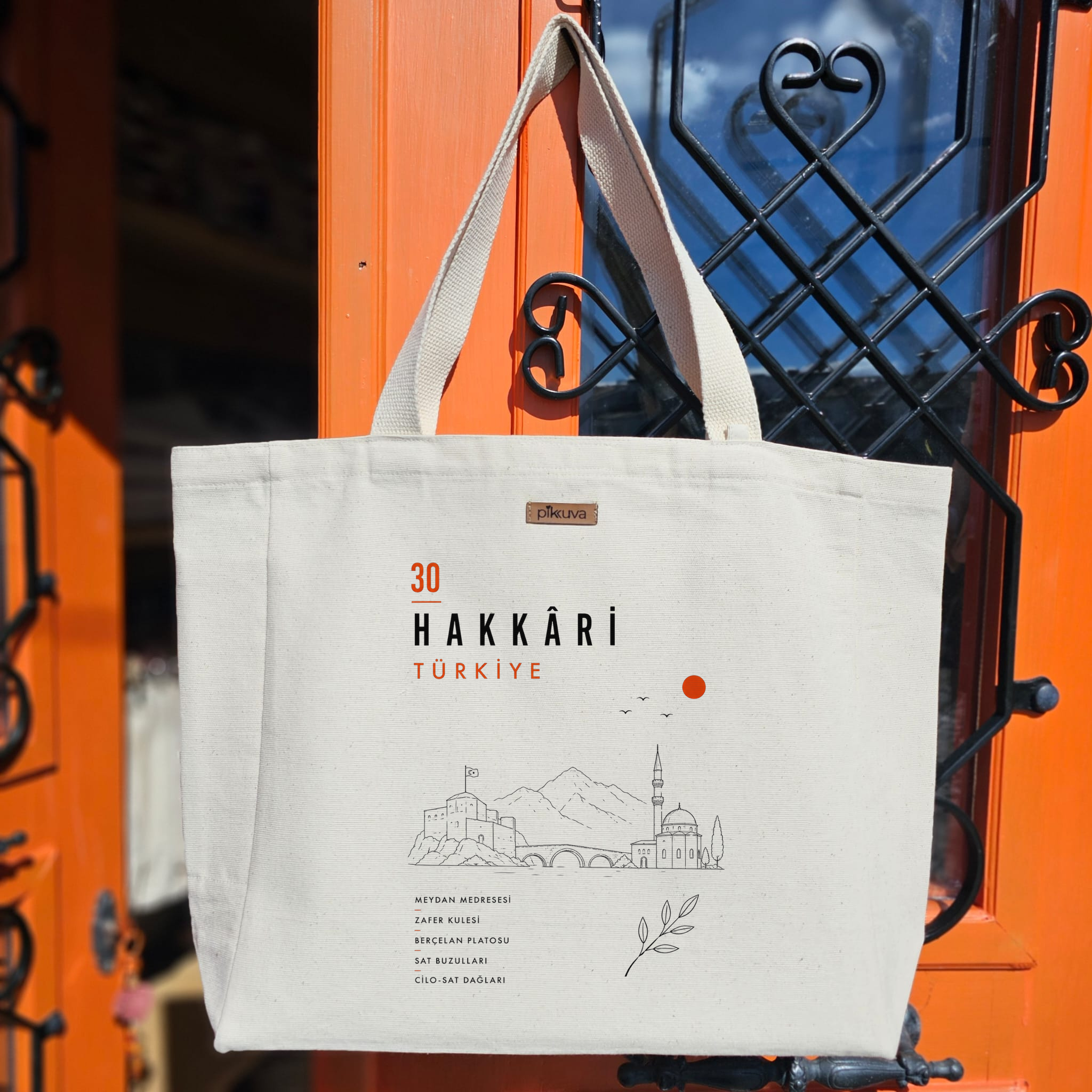 Hakkâri'nin Sıcak Güneşi 30 Baskılıı Naturel Kanvas Bez Çanta Sap Beyaz Cırt Cırtlı Suluk Tutuculu — 20x24
