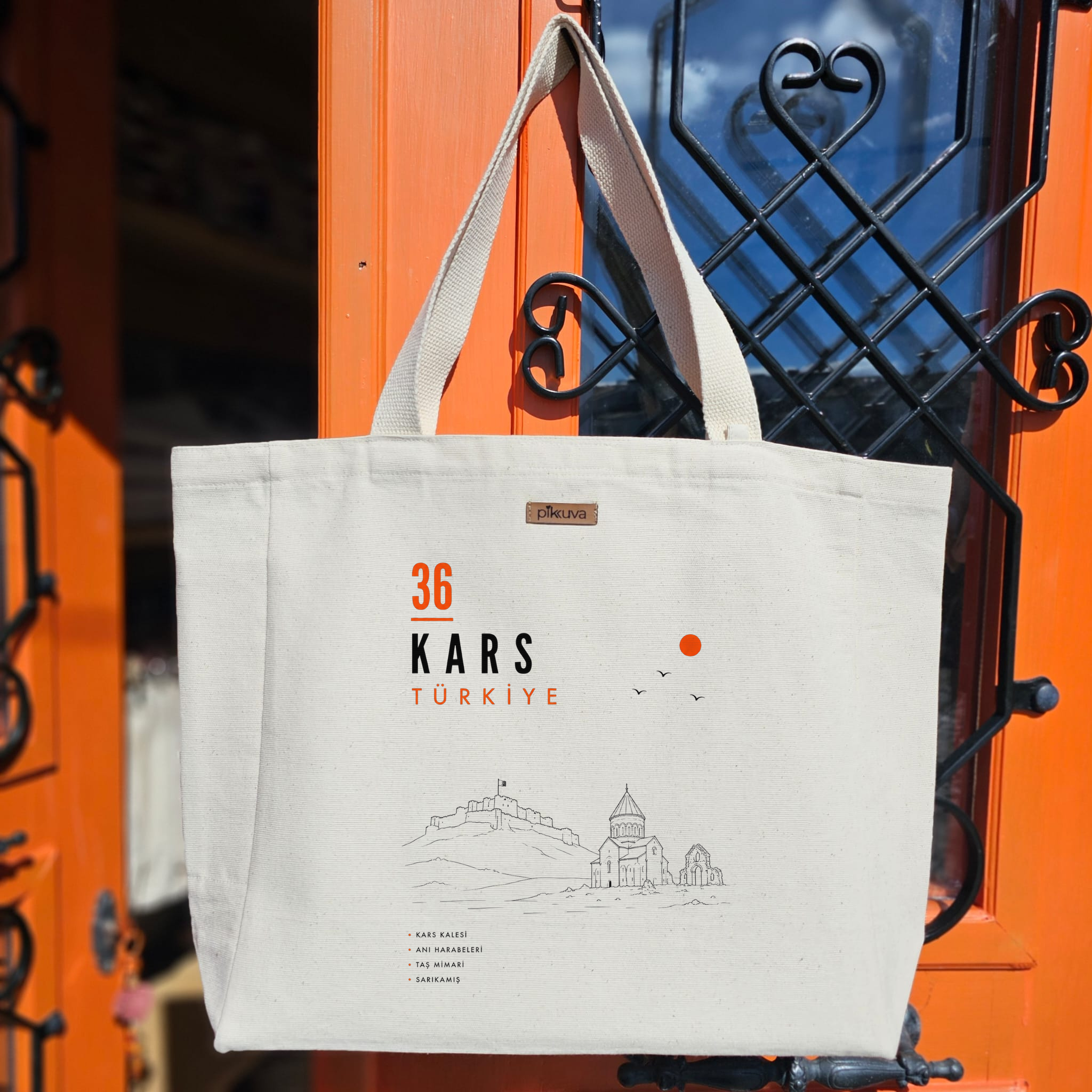 Kars'ın Tarihi Güzellikleri 36 Baskılıı Naturel Kanvas Bez Çanta Sap Beyaz Cırt Cırtlı Suluk Tutuculu — 20x24