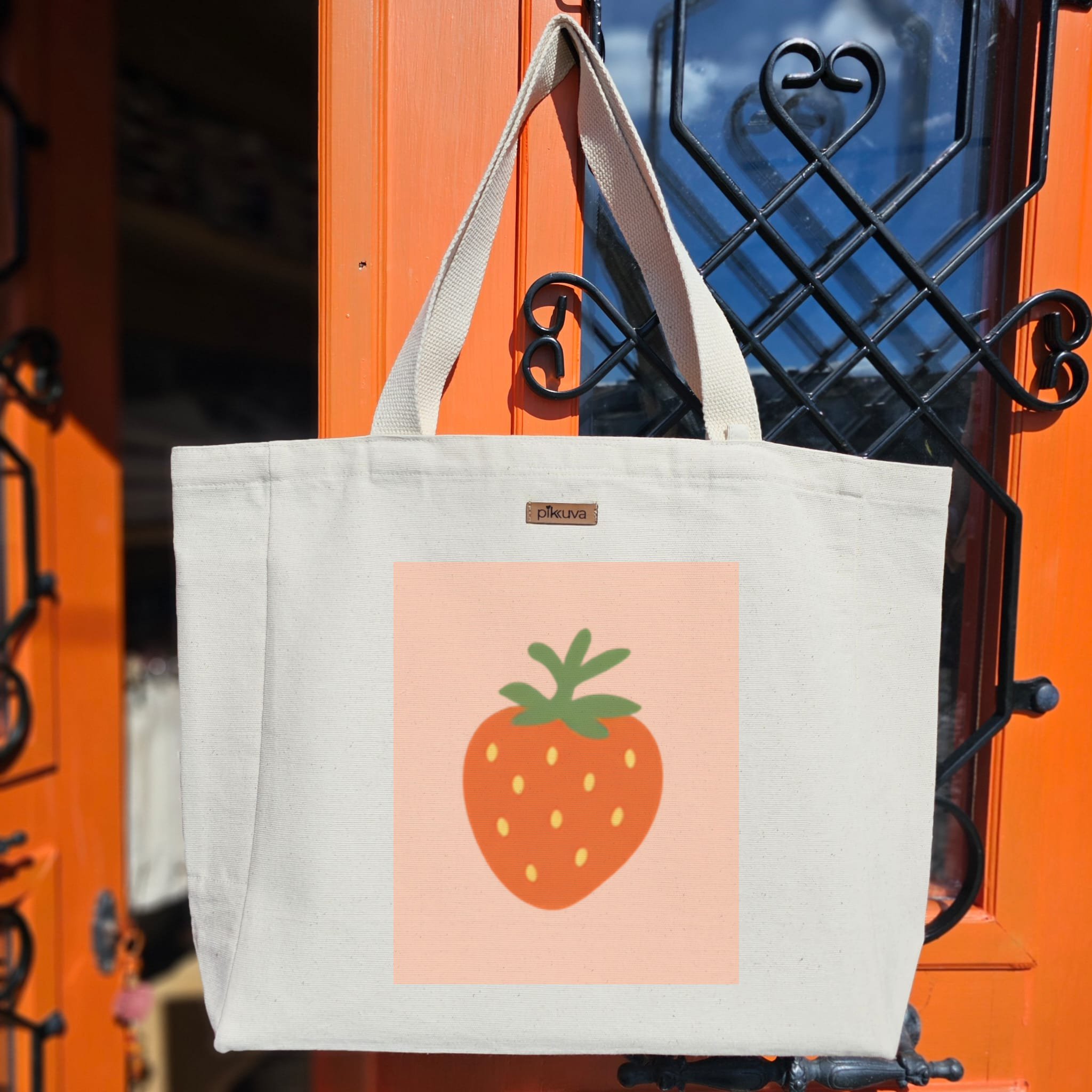 Turuncu Çilek Logo Minimalist Stil Orange Strawberry Style Baskılıı Naturel Kanvas Bez Çanta Sap Beyaz Cırt Cırtlı Suluk Tutuculu — 20x24