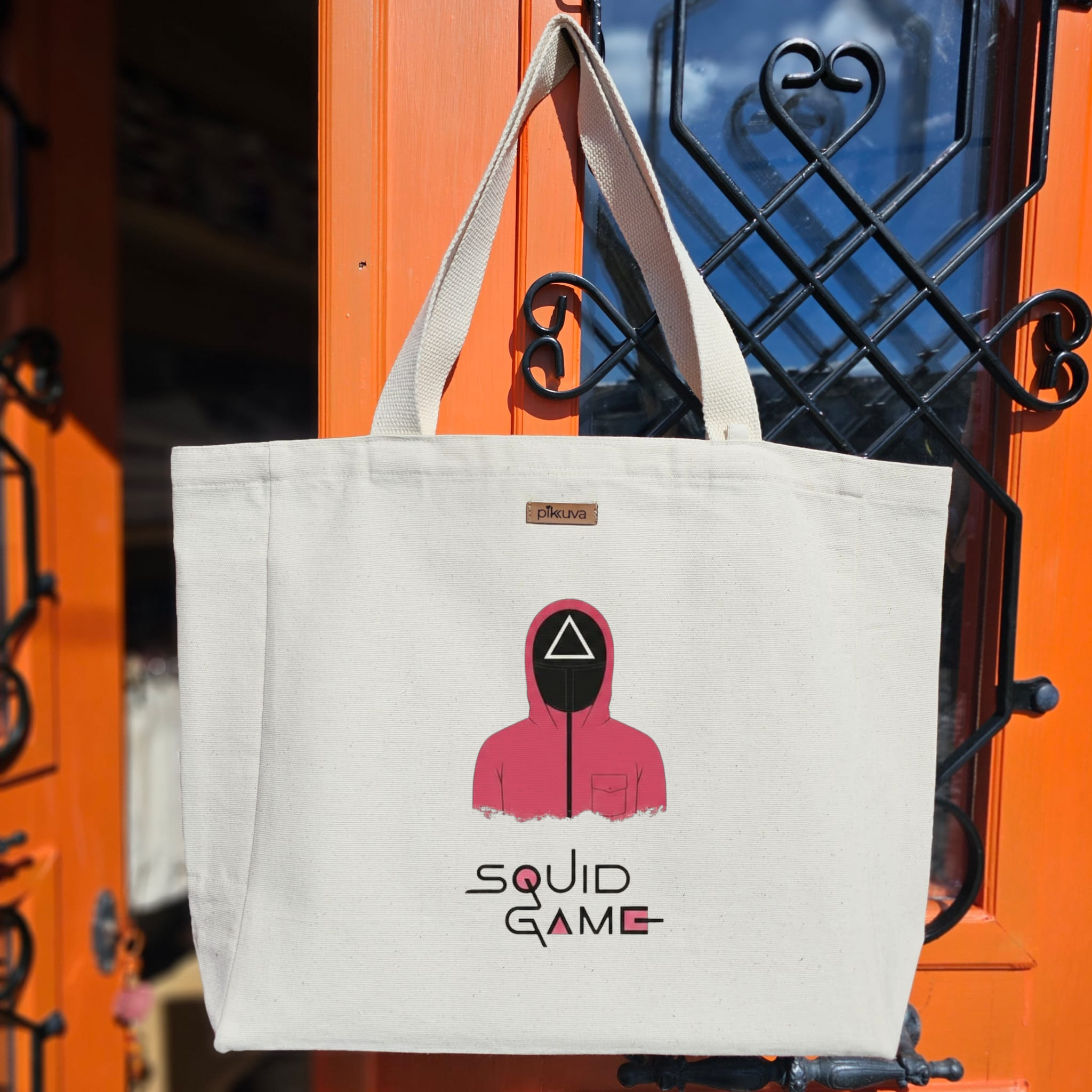 Kırmızı Kapüşonlu Figür Tasarımı SQUID GAME Baskılıı Naturel Kanvas Bez Çanta Sap Beyaz Cırt Cırtlı Suluk Tutuculu — 12x20