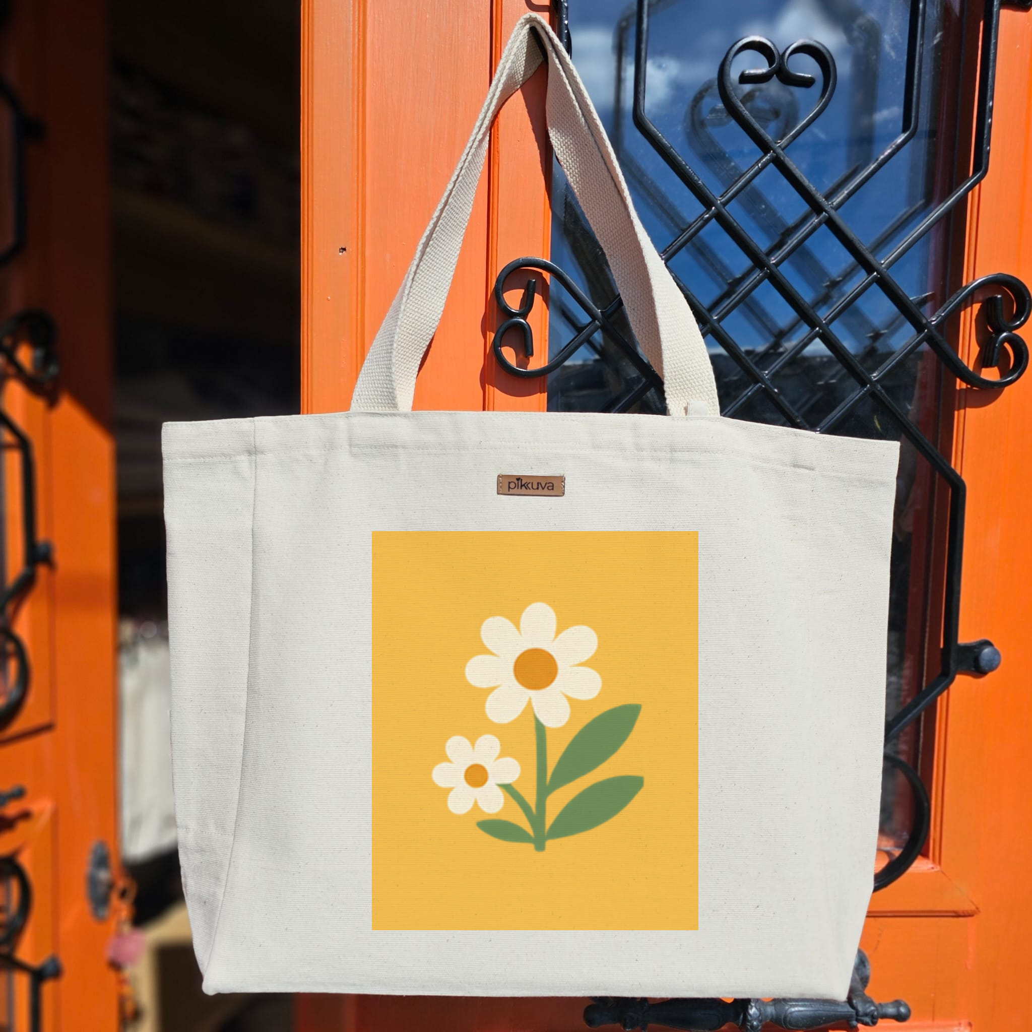 Sarı Arka Plan Üzerinde Çiçek Figürü Minimalist Stil Flower Figure Baskılıı Naturel Kanvas Bez Çanta Sap Beyaz Cırt Cırtlı Suluk Tutuculu — 20x24