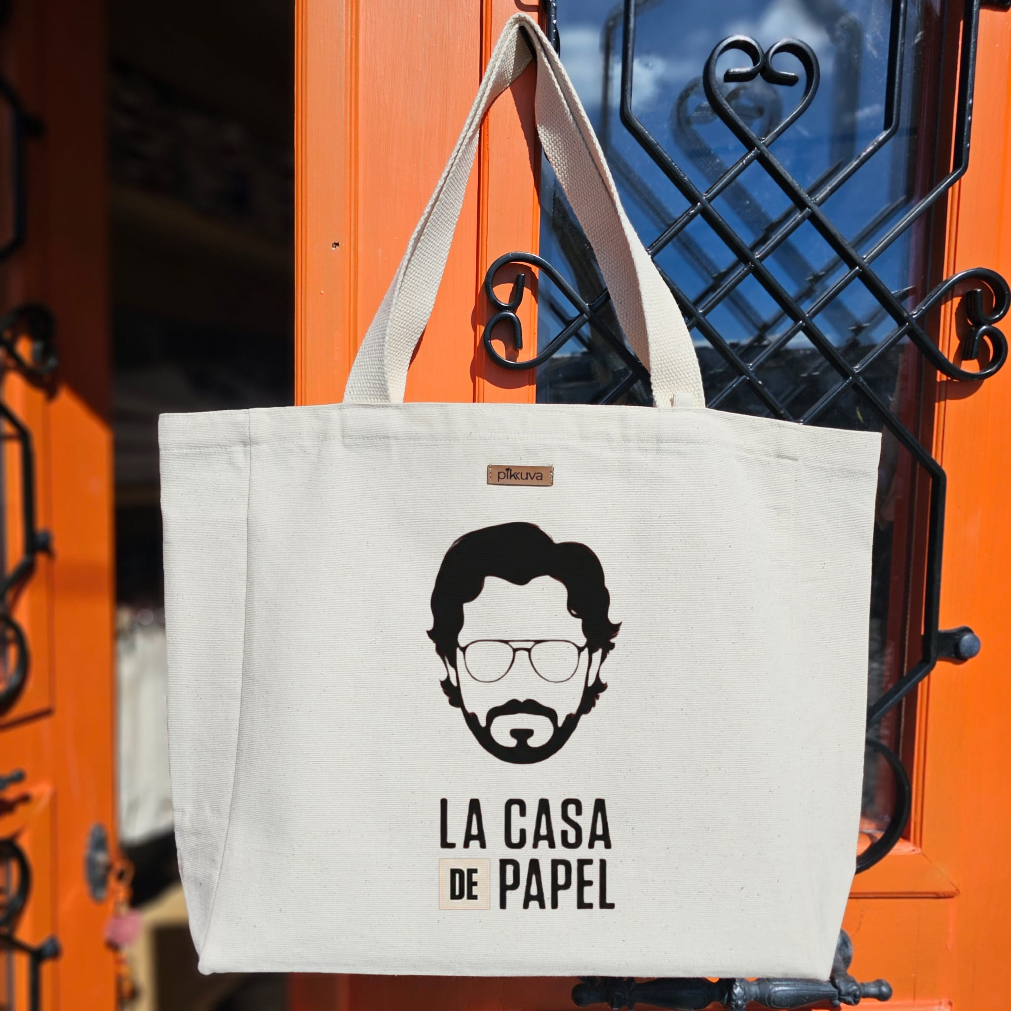 Karanlık Gözlükler ve Sakal Teması The House of Paper Baskılıı Naturel Kanvas Bez Çanta Sap Beyaz Cırt Cırtlı Suluk Tutuculu — 20x24