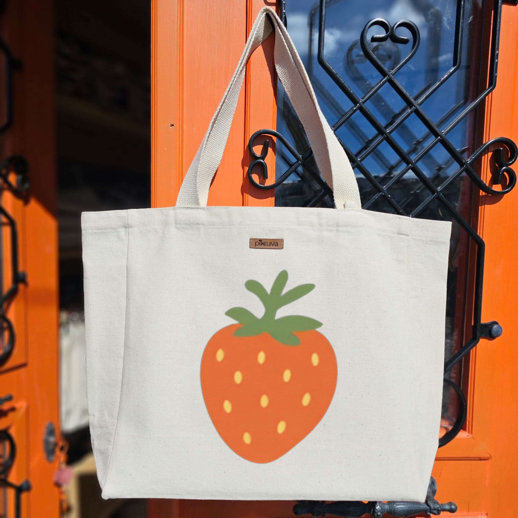 Turuncu Çilek Tasarımı Orange Strawberry Design Baskılıı Naturel Kanvas Bez Çanta Sap Beyaz Cırt Cırtlı Suluk Tutuculu — 20x24