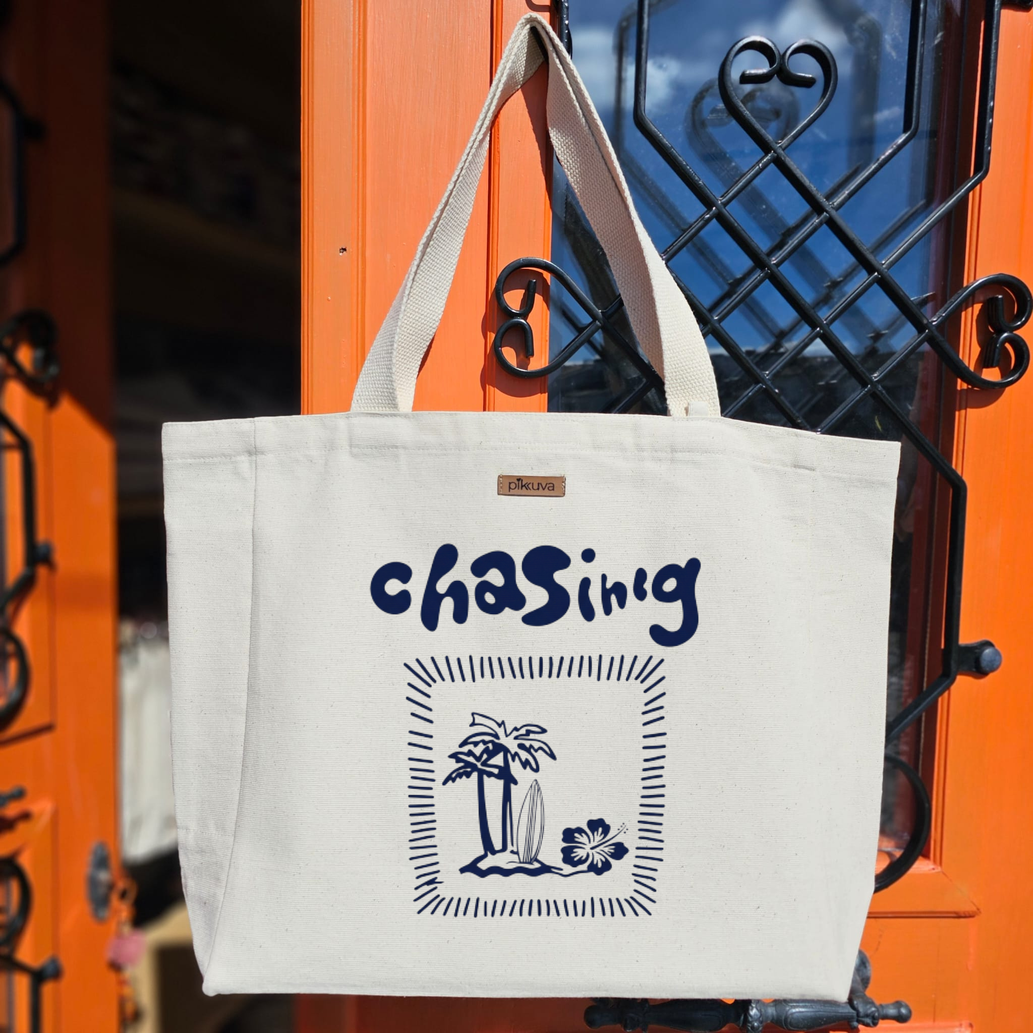 Tropikal Palmiye ve Surf Temalı Tasarım chasing Baskılıı Naturel Kanvas Bez Çanta Sap Beyaz Cırt Cırtlı Suluk Tutuculu — 20x24