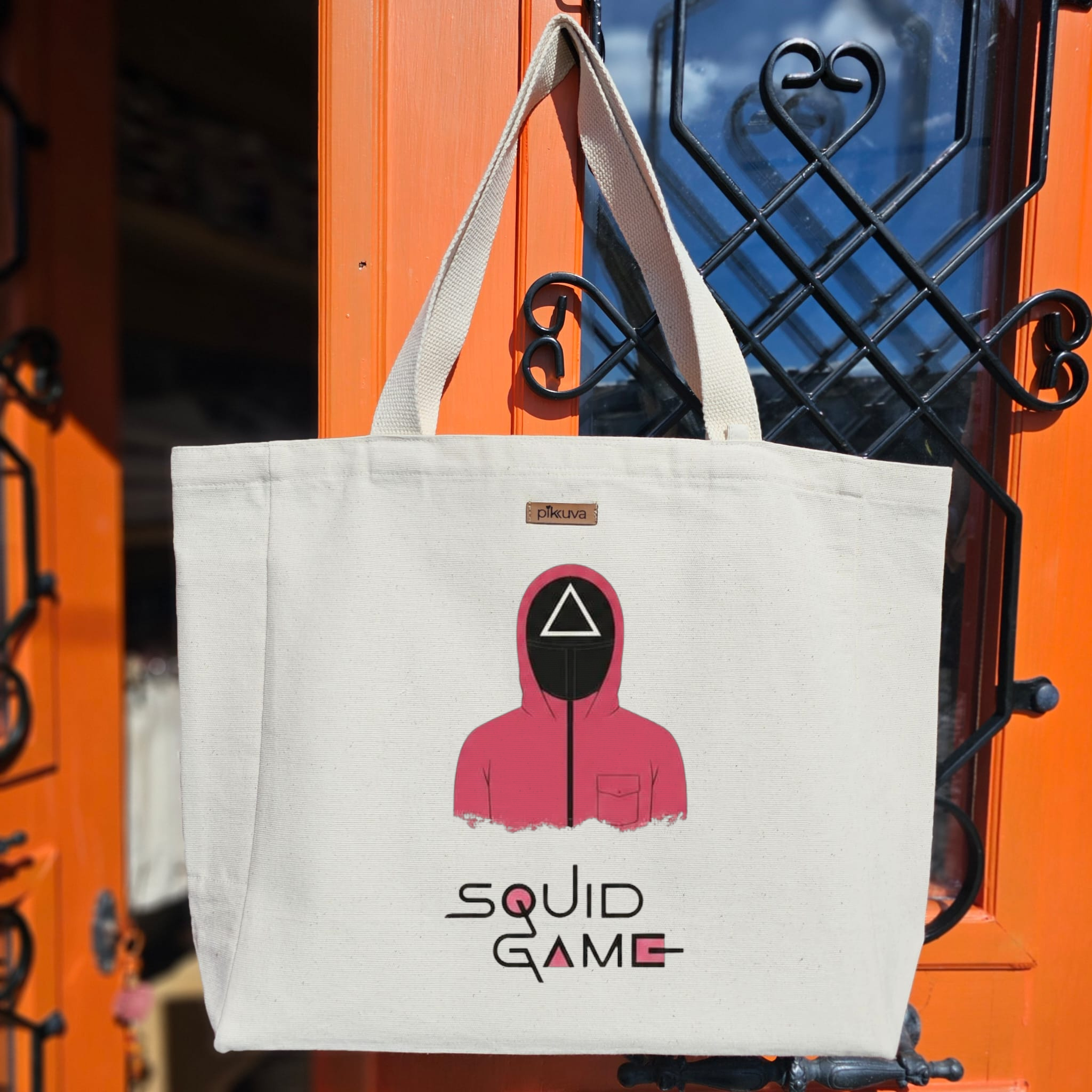 Kırmızı Kapüşonlu Figür Tasarımı SQUID GAME Baskılıı Naturel Kanvas Bez Çanta Sap Beyaz Cırt Cırtlı Suluk Tutuculu — 20x24
