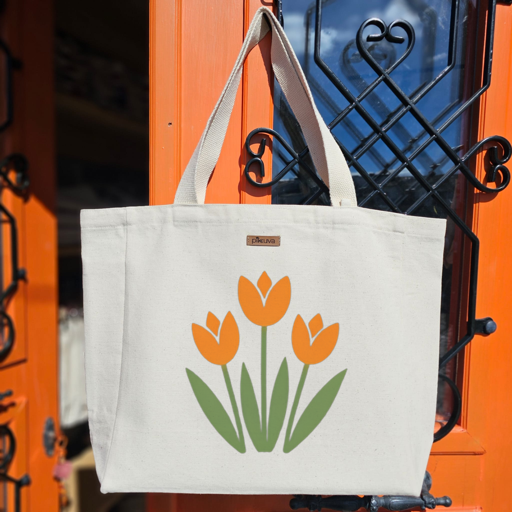 Turuncu Lale Deseni Orange Tulip Pattern Baskılıı Naturel Kanvas Bez Çanta Sap Beyaz Cırt Cırtlı Suluk Tutuculu — 20x24