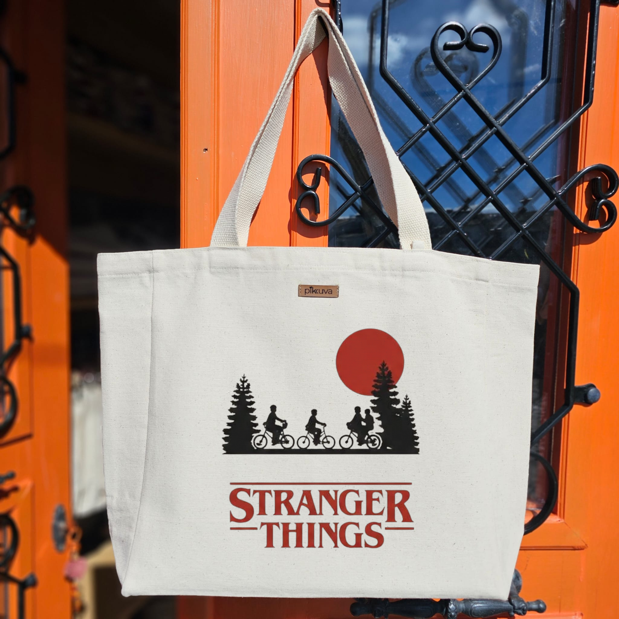 Kırmızı Ay ve Bisikletli Çocuklar Stranger Things Baskılıı Naturel Kanvas Bez Çanta Sap Beyaz Cırt Cırtlı Suluk Tutuculu — 20x24