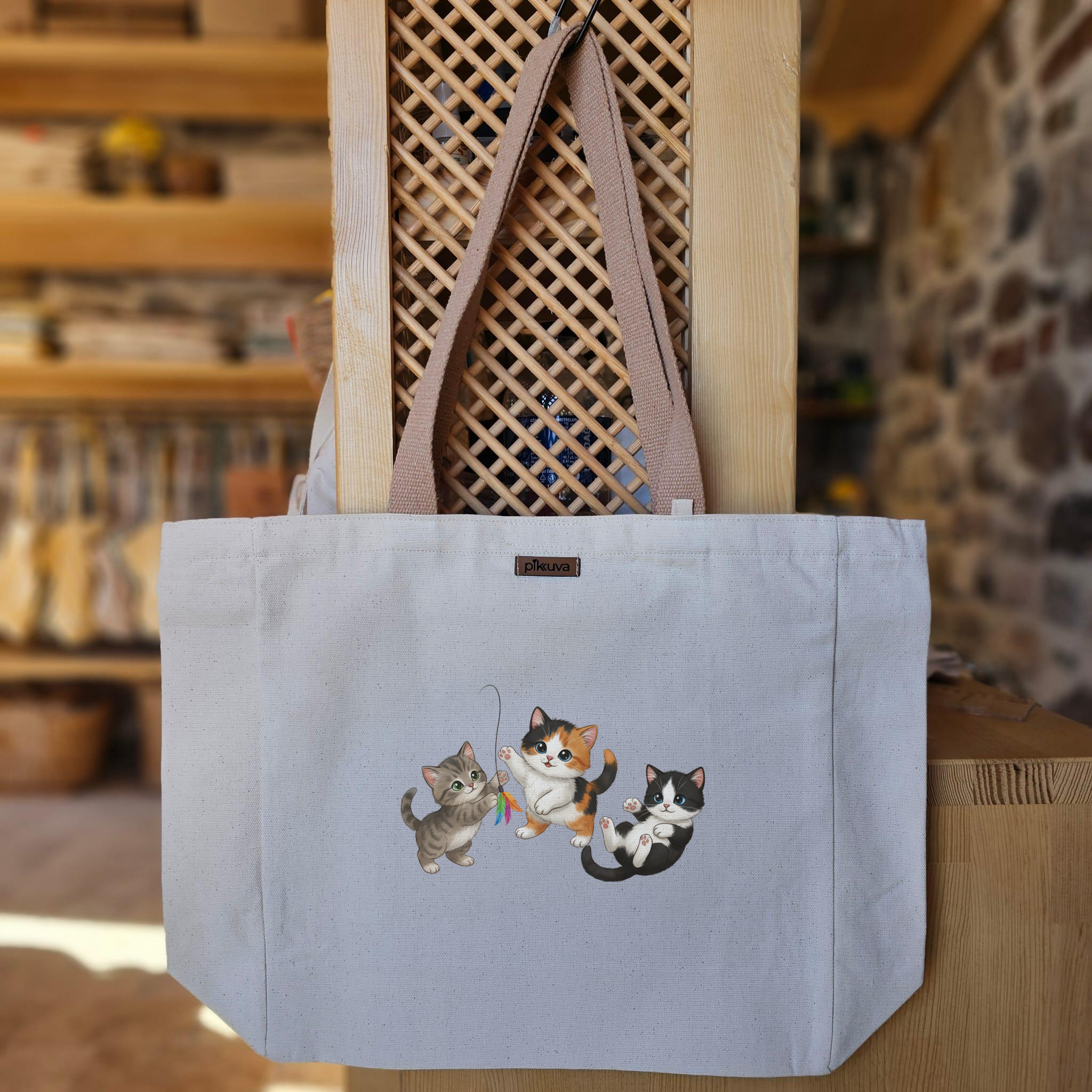 Oyun Zamanı Sevimli Kediler Playtime Cute Cats Baskılı Naturel Kanvas Bez Çanta Açık Kahve Sap Beyaz Cırt Cırtlı Suluk Tutuculu — 20x24