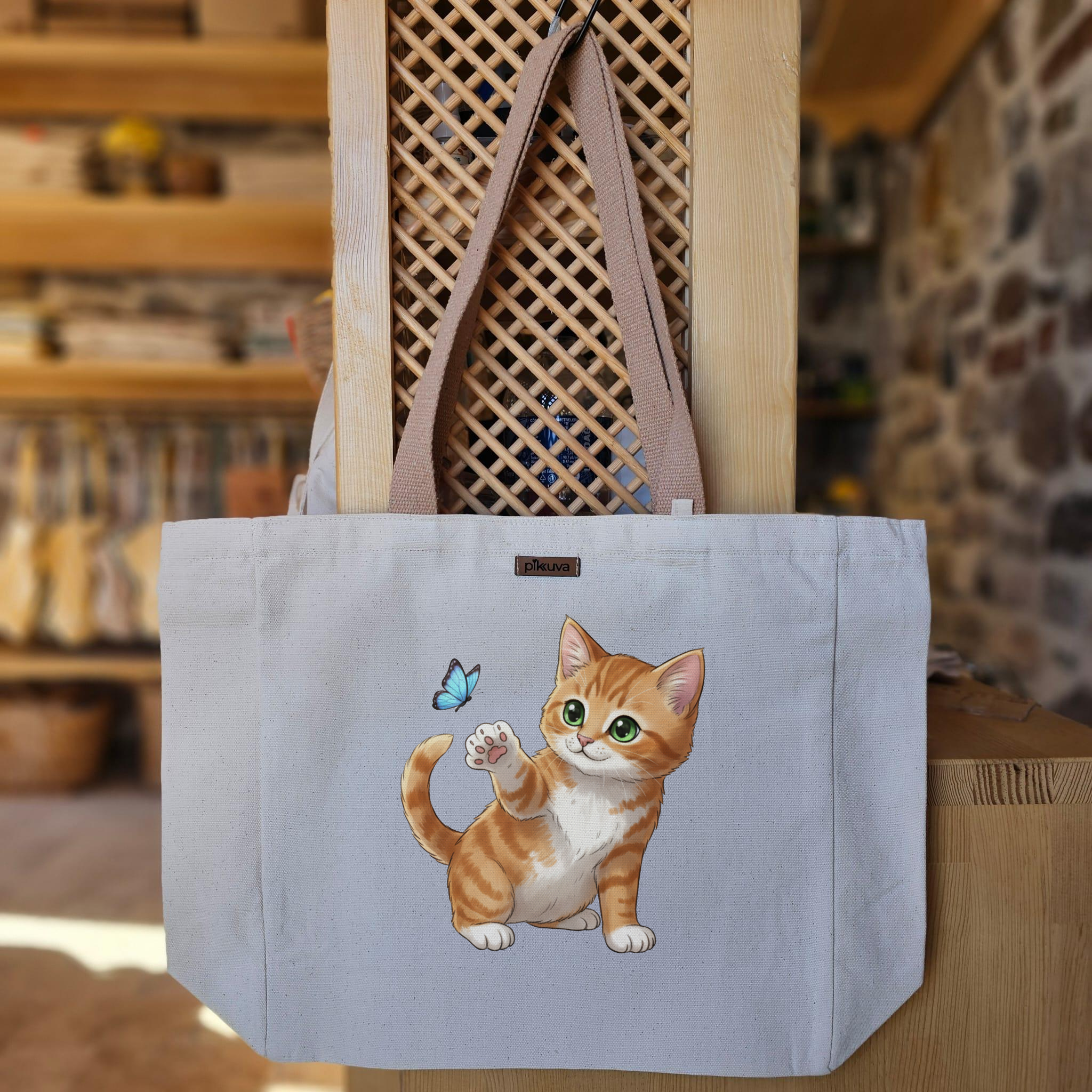 Uçan Kelebeği Takip Eden Sevimli Kedi Baskılı Naturel Kanvas Bez Çanta Açık Kahve Sap Beyaz Cırt Cırtlı Suluk Tutuculu — 20x24