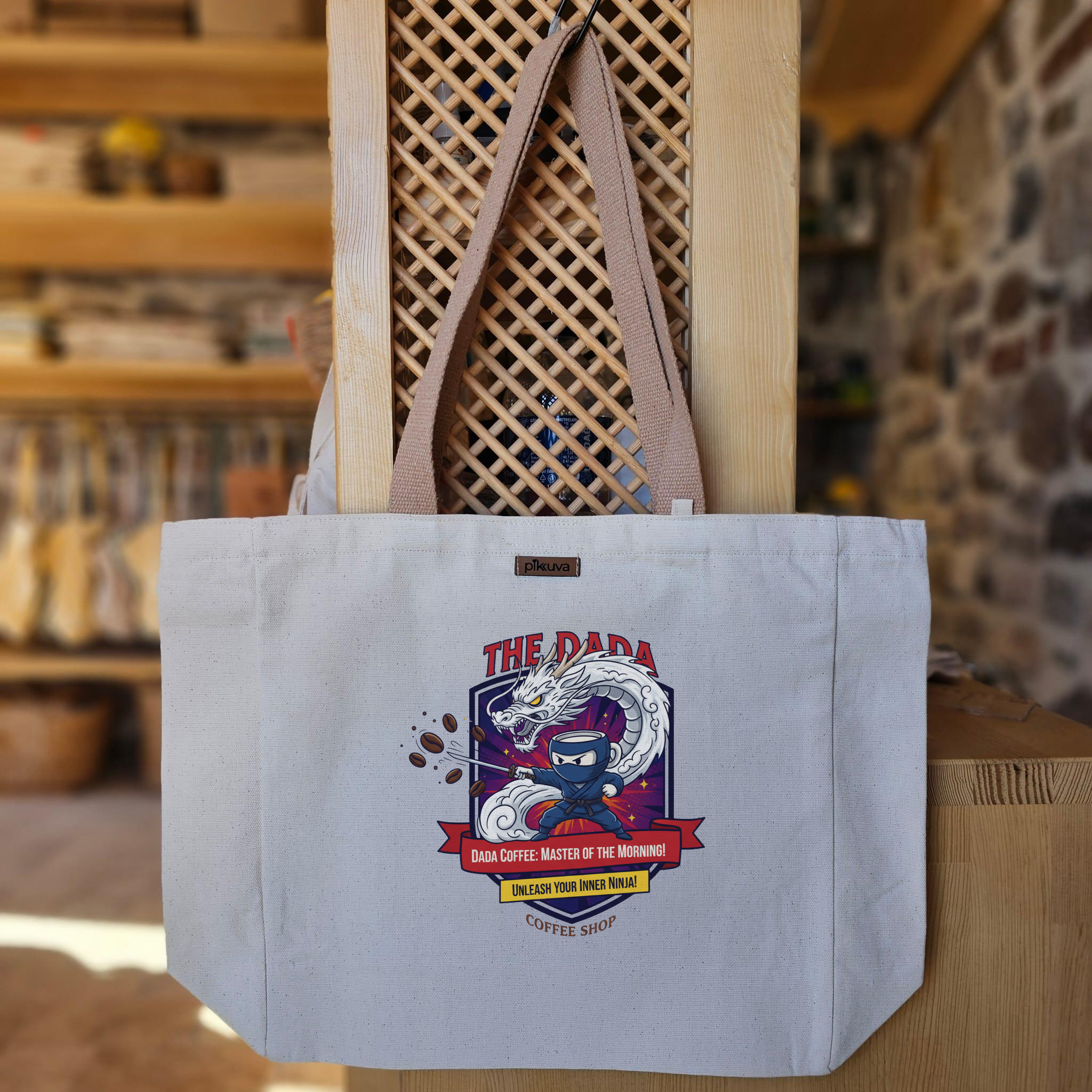 Sabahın Ustası Dada Kahvesi Ninja Unleash your inner Baskılı Naturel Kanvas Bez Çanta Açık Kahve Sap Beyaz Cırt Cırtlı Suluk Tutuculu — 20x24