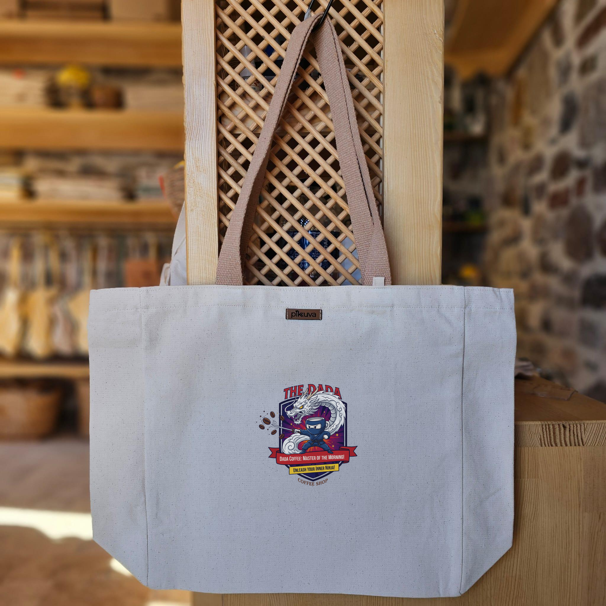 Sabahın Ustası Dada Kahvesi Ninja Unleash your inner Baskılı Naturel Kanvas Bez Çanta Açık Kahve Sap Beyaz Cırt Cırtlı Suluk Tutuculu — 12x20
