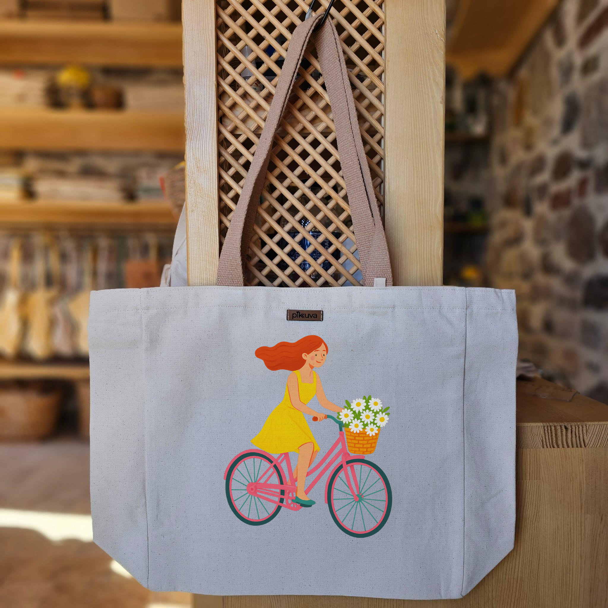 Çiçek Sepetli Sarı Elbise ile Bisiklet Sürme Flower basket Baskılı Naturel Kanvas Bez Çanta Açık Kahve Sap Beyaz Cırt Cırtlı Suluk Tutuculu — 20x24