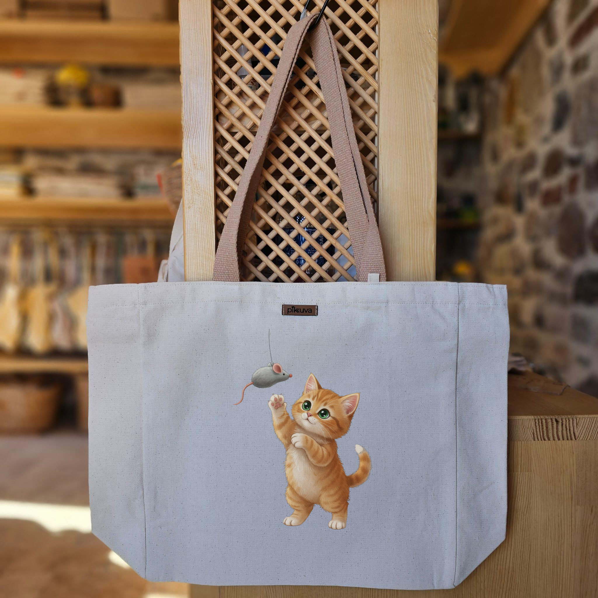 Oynamak İsteyen Sevimli Kedi Playful Cat Baskılı Naturel Kanvas Bez Çanta Açık Kahve Sap Beyaz Cırt Cırtlı Suluk Tutuculu — 20x24