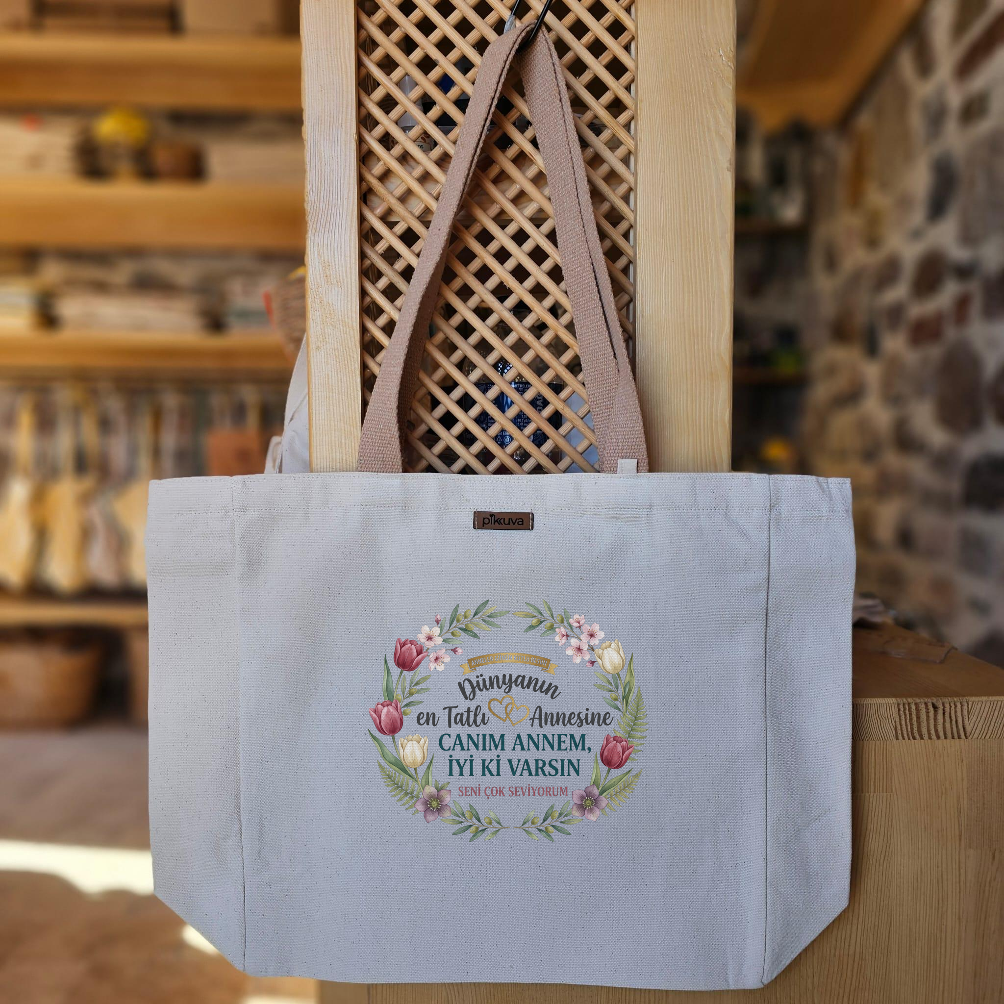 Dünyanın En Tatlı Annelerine Özel Tote Çanta Happy Mother's Day Baskılıı Naturel Kanvas Bez Açık Kahve Sap Beyaz Cırt Cırtlı Suluk Tutuculu — 20x24
