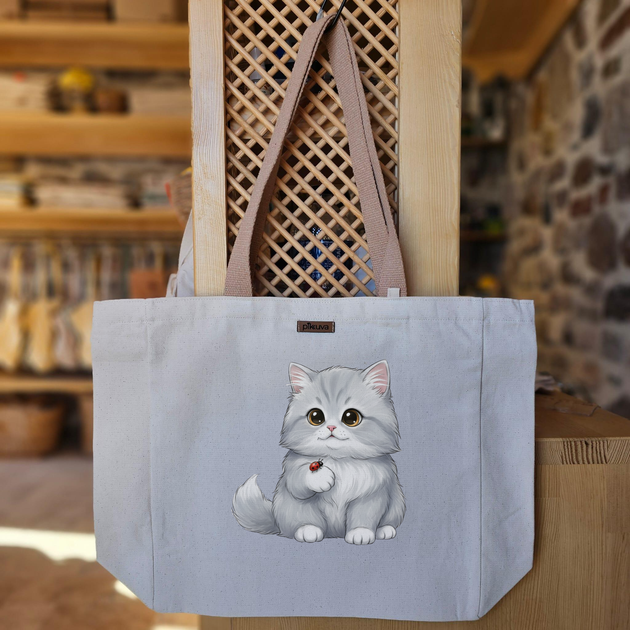 Sevimli Gümüş Kedi ve Uğur Böceği Cute silver cat and ladybug Baskılı Naturel Kanvas Bez Çanta Açık Kahve Sap Beyaz Cırt Cırtlı Suluk Tutuculu — 20x24