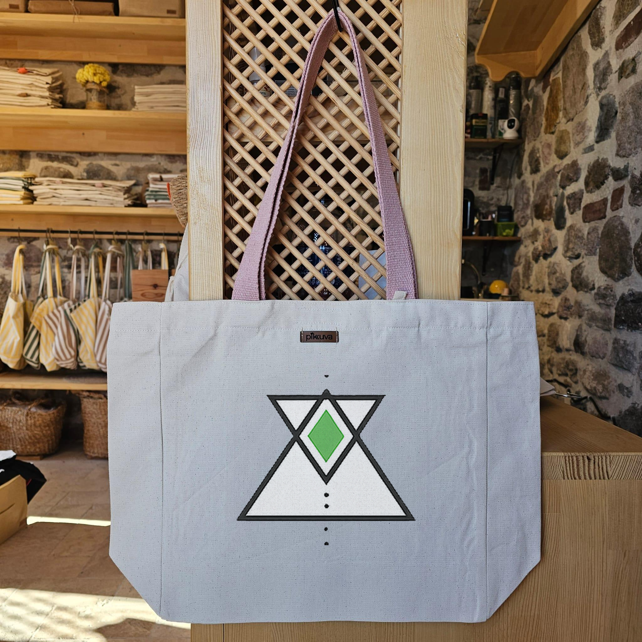Yeşil Elmas Motifli Geometrik Tasarım Green diamond motif Baskılı Naturel Kanvas Bez Çanta Pudra Sap Beyaz Cırt Cırtlı Suluk Tutuculu — 20x24