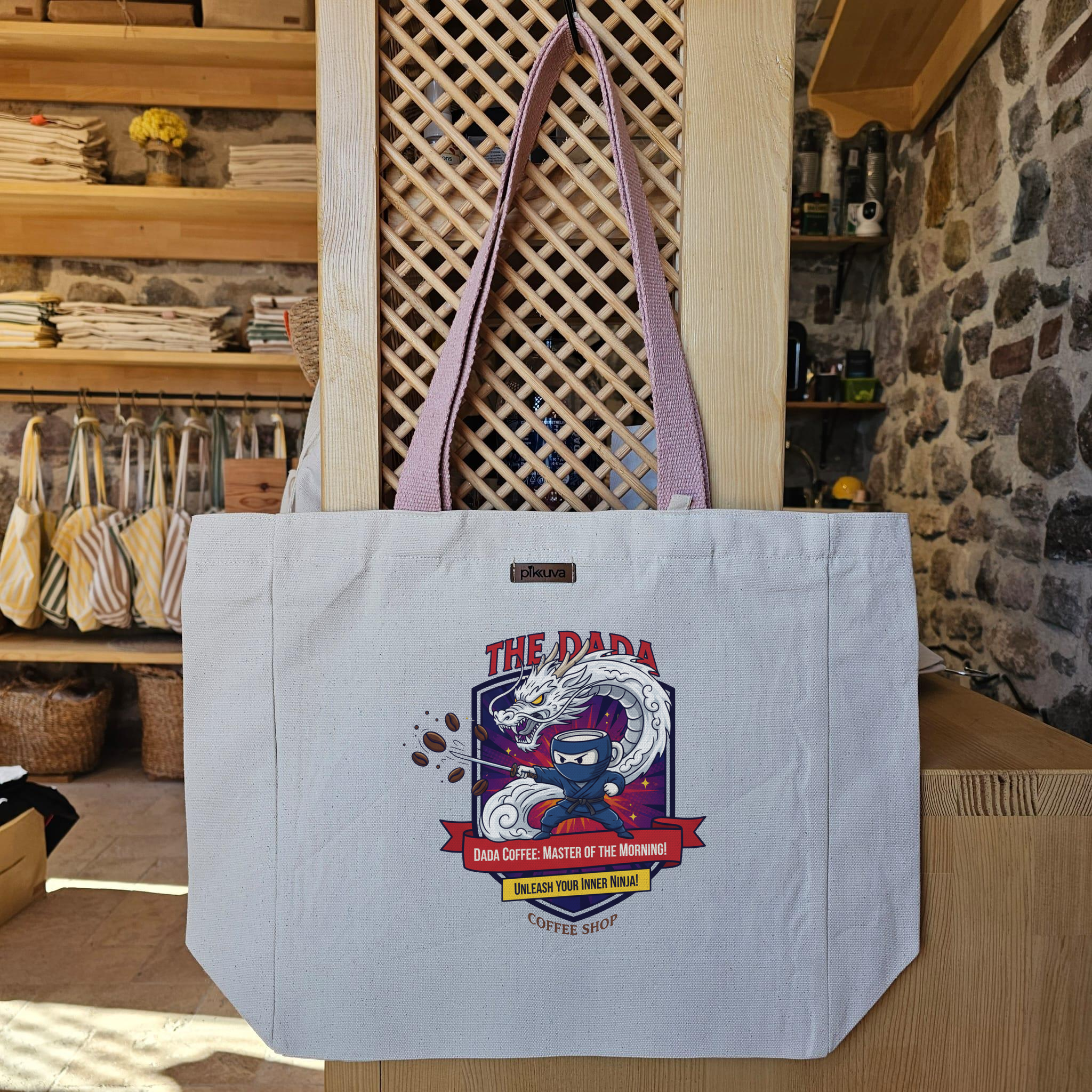 Sabahın Ustası Dada Kahvesi Ninja Unleash your inner Baskılı Naturel Kanvas Bez Çanta Pudra Sap Beyaz Cırt Cırtlı Suluk Tutuculu — 20x24