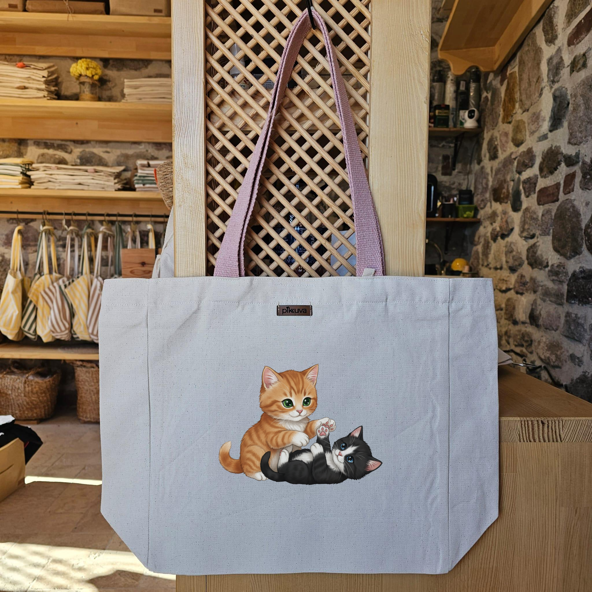 Sevimli Kedi Dostları Cute Cat Friends Baskılı Naturel Kanvas Bez Çanta Pudra Sap Beyaz Cırt Cırtlı Suluk Tutuculu — 20x24
