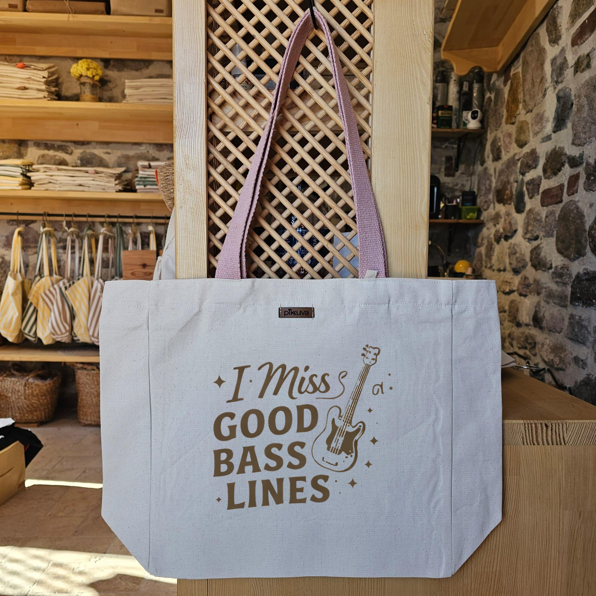Kahverengi Gitar Figürü ile Müzik Temalı Logo ve Modern Nostaljik I Miss Baskılı Naturel Kanvas Bez Çanta Pudra Sap Beyaz Cırt Cırtlı Suluk Tutuculu — 24x20