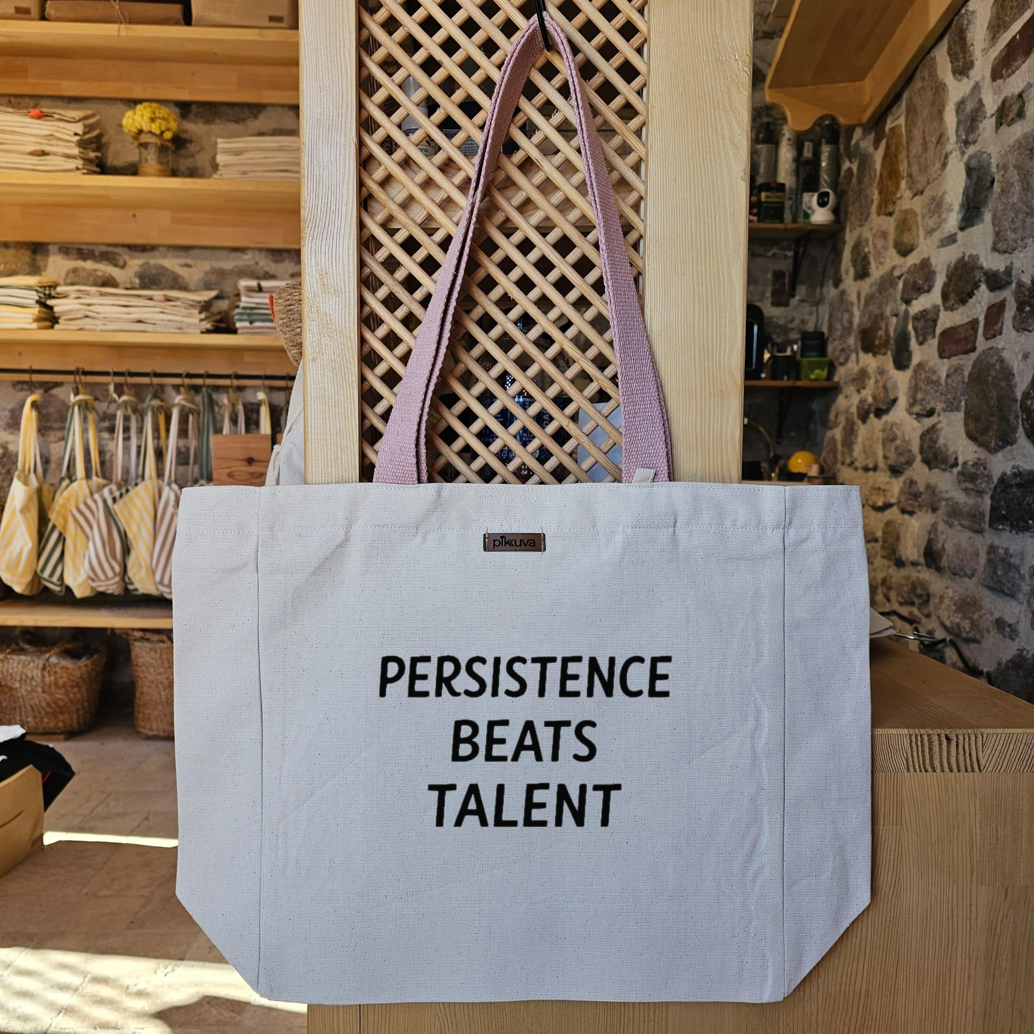 Siyah Logo Persistence Beats Modern Stil Tasarımı SÜREKLİLİK YETENEKTEN ÜSTÜNDÜR Baskılı Naturel Kanvas Bez Çanta Pudra Sap Beyaz Cırt Cırtlı Suluk Tutuculu — 20x12